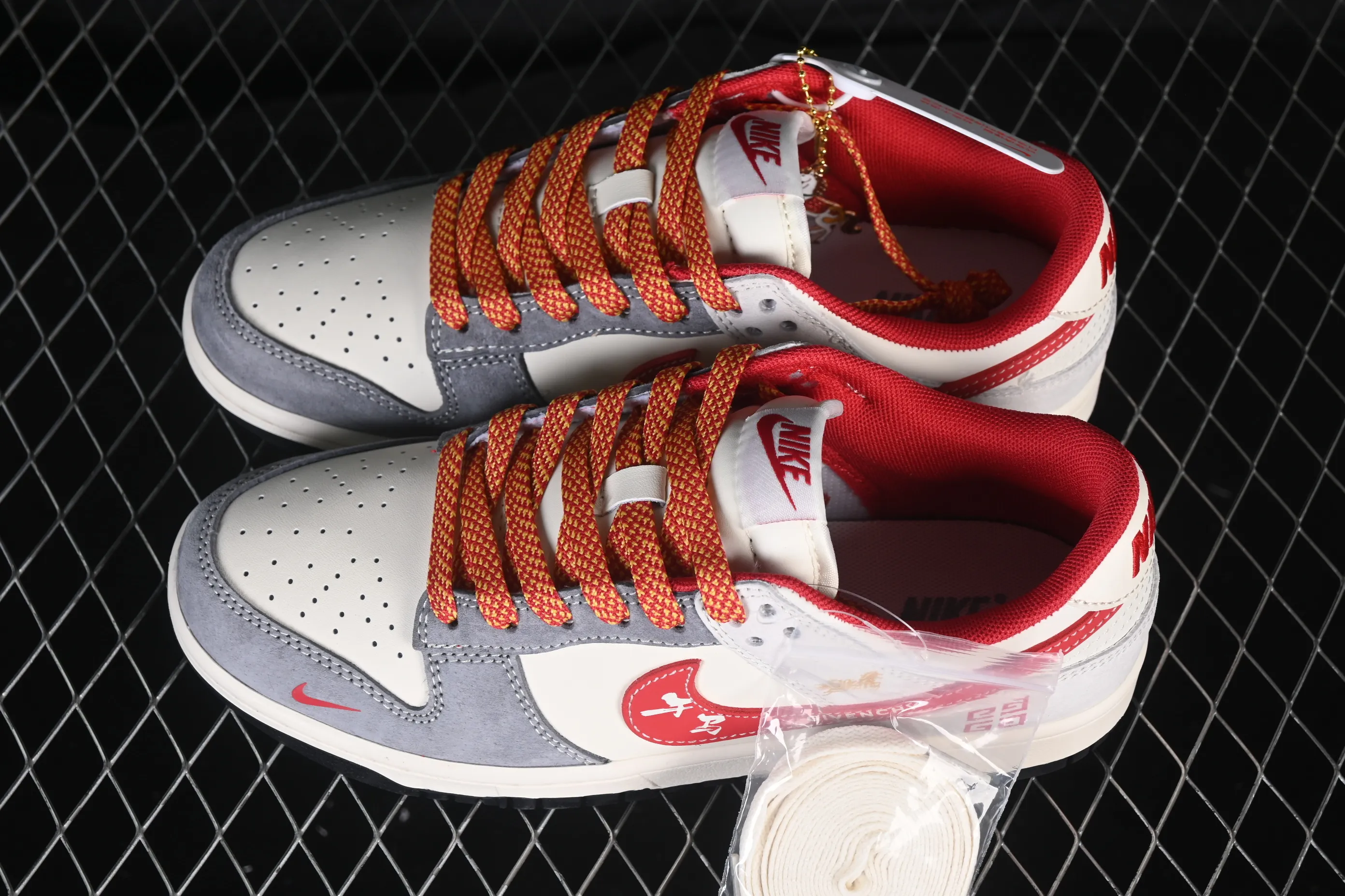 All categories Nk SB Dunk Series Nk SB Dunk Low High-end customized low-top sneakers Nike SB Dunk Low Gray, white and red contrast color High-end customized low-top casual sneakers JP2026-112